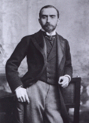 蛇眼处镶嵌璀璨红宝